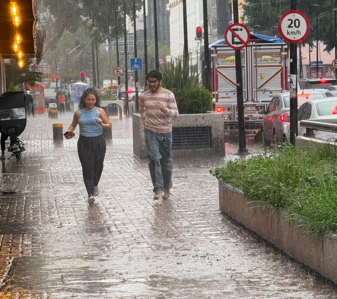 Capitalinos se protegen de las constantes lluvias registradas esta tarde en el centro de la capital. Foto: N+